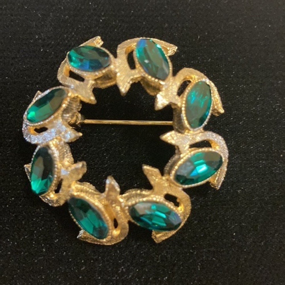 Gorgeous gold tone wreath pin with faux emeralds
